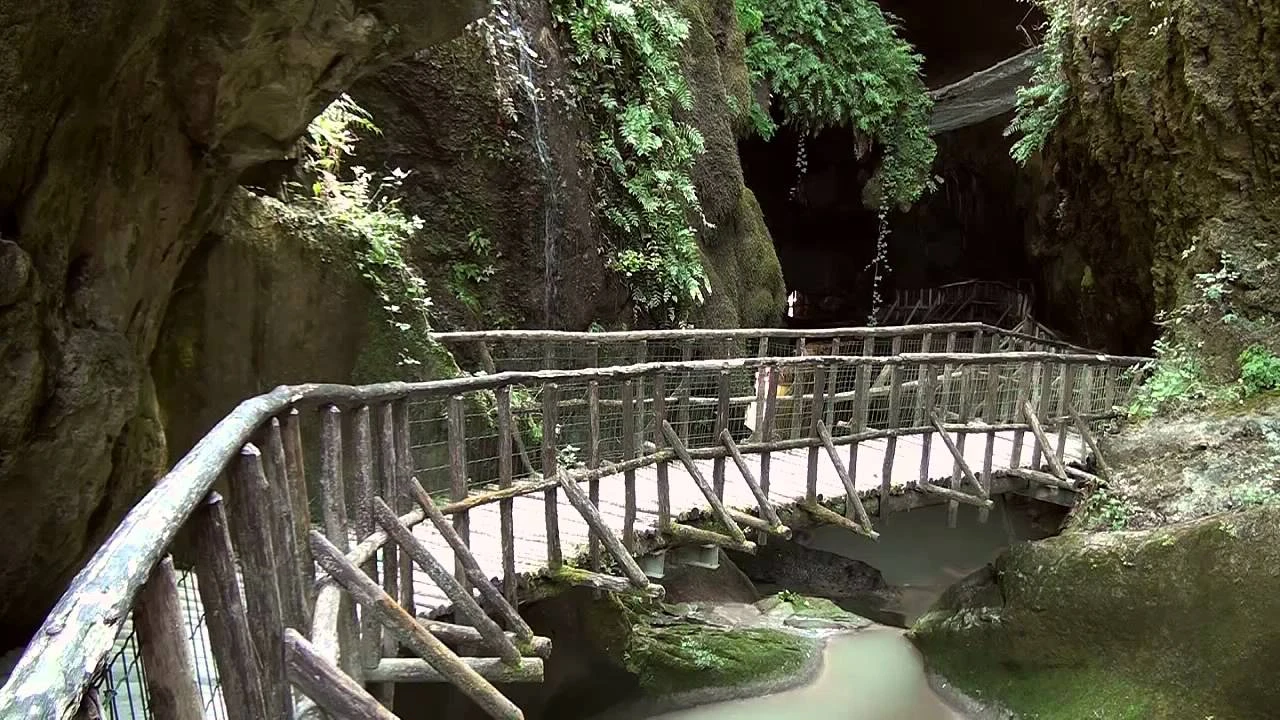 Ingresso delle Grotte di Oliero, complesso carsico nel comune di Valstagna