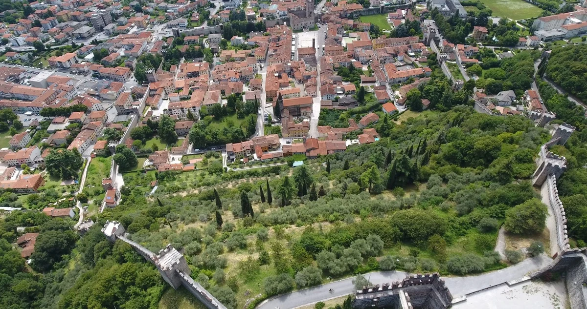 Veduta aerea di Marostica con la piazza medievale e la muraglia difensiva